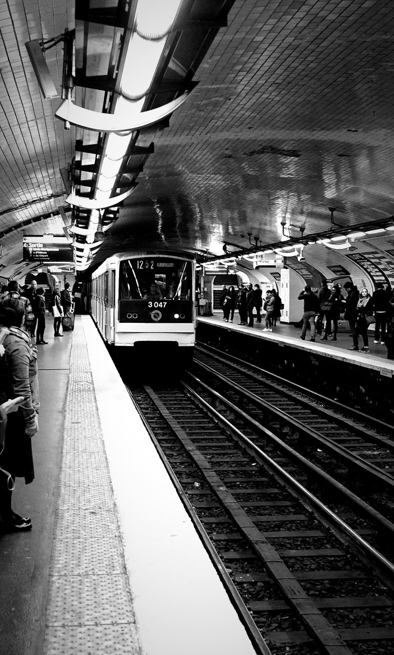 Paris, métro ligne 12 @ Montparnasse