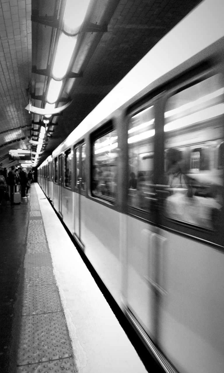 Paris, métro ligne 12 @ Montparnasse