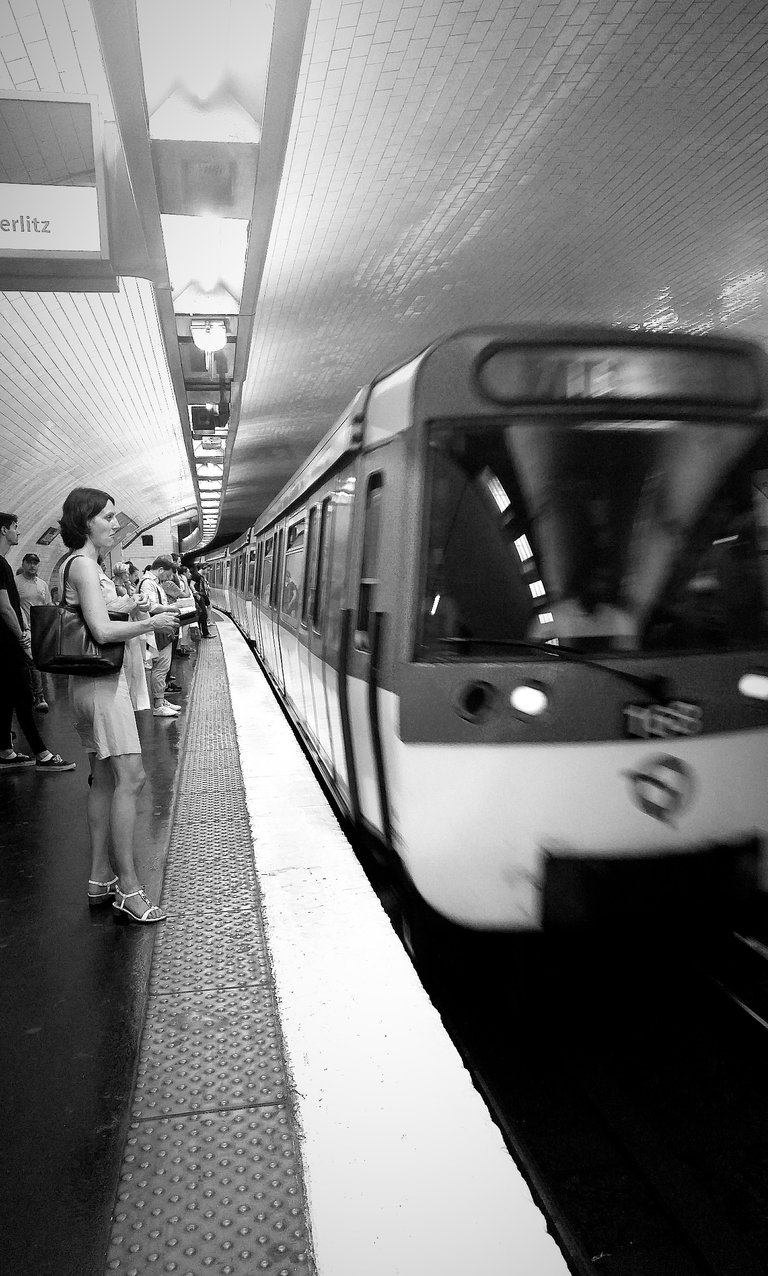 Paris, métro ligne 10 @ Sèvres - Babylone