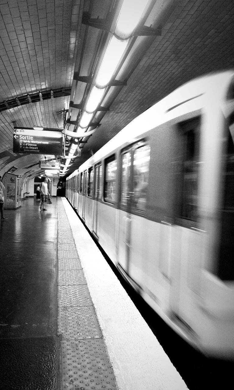 Paris, métro ligne 12 @ Montparnasse