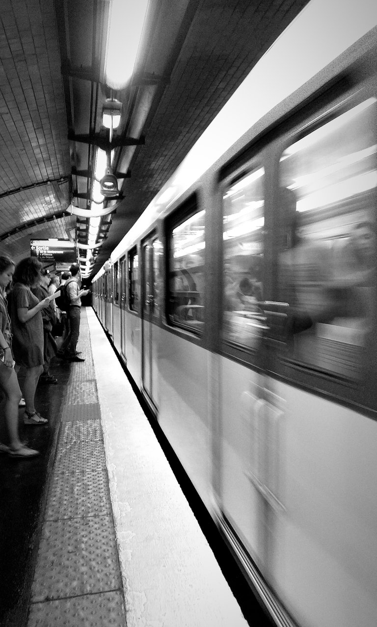 Paris, métro ligne 12 @ Montparnasse