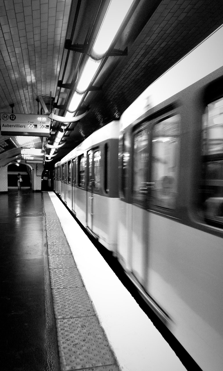 Paris, métro ligne 12 @ Sèvres - Babylone