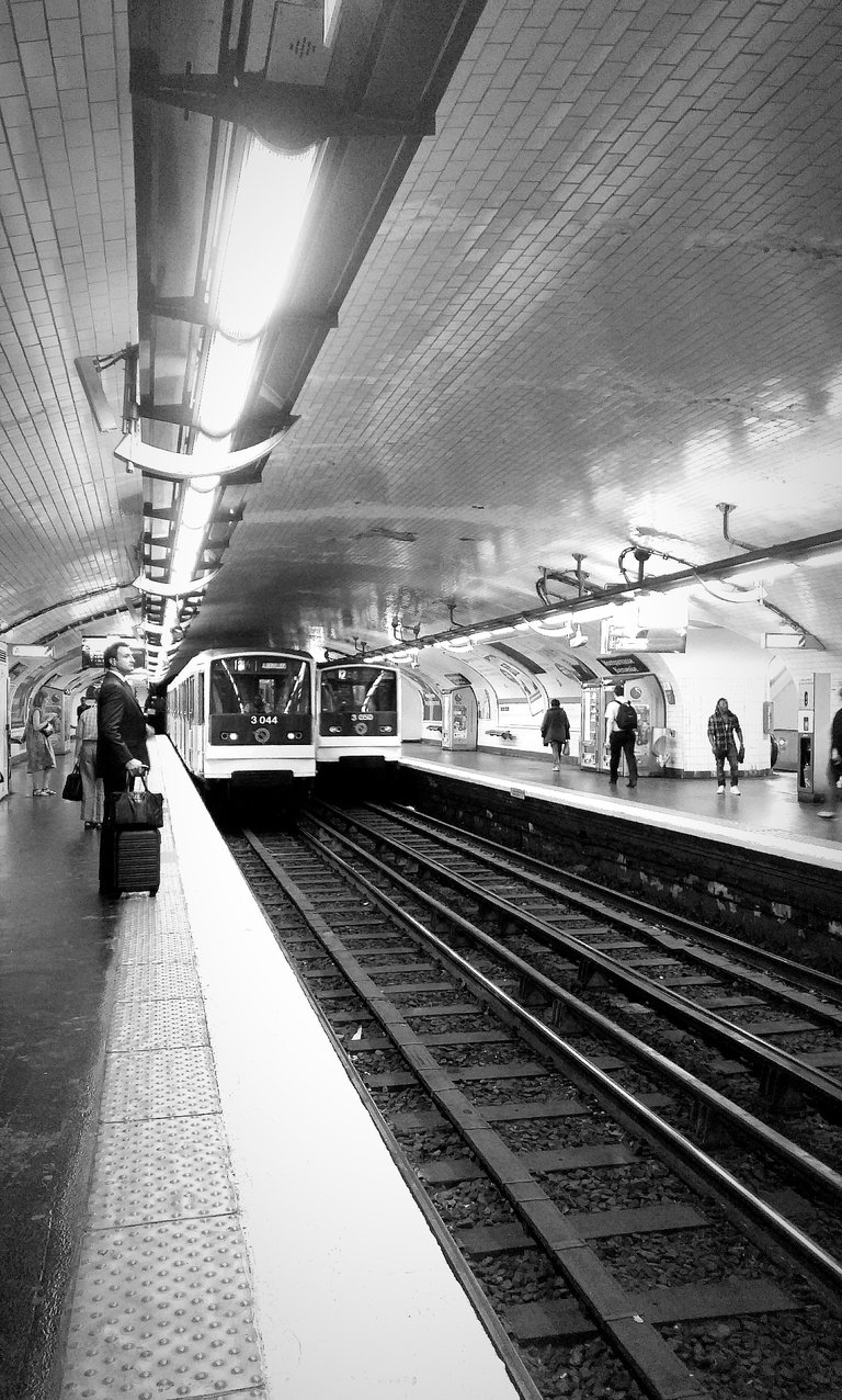 Paris, métro ligne 12 @ Montparnasse