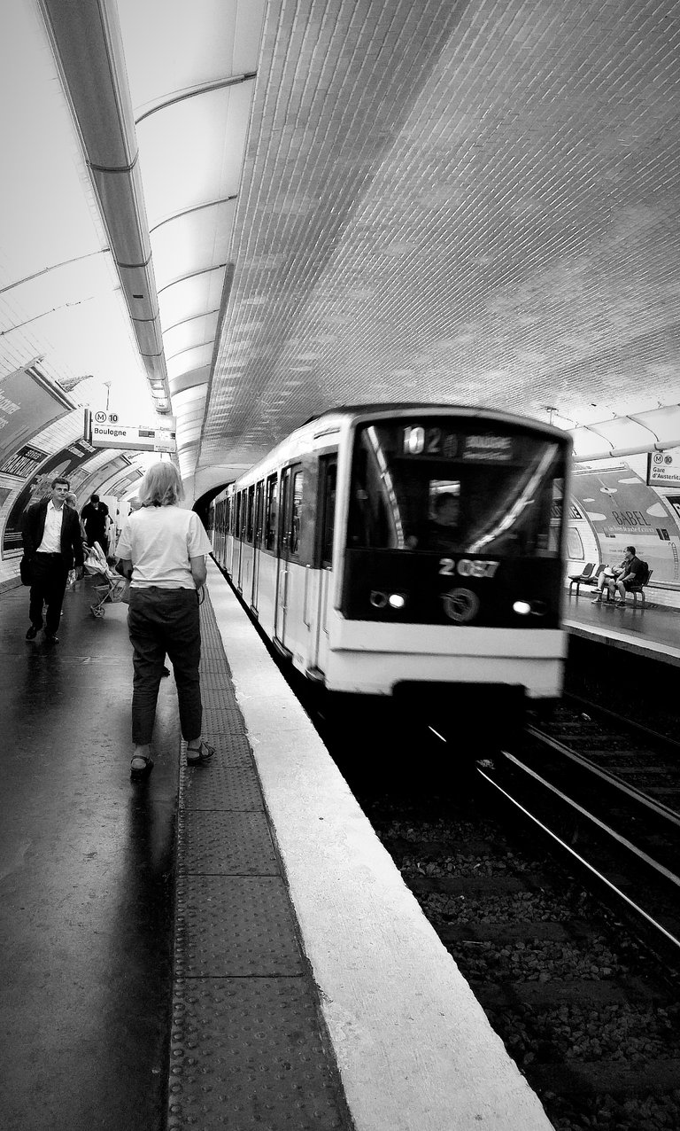 Paris, métro ligne 10 @ Sèvres - Babylone