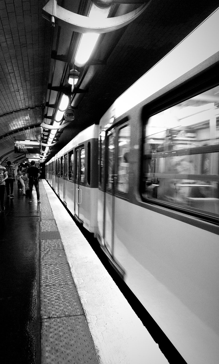 Paris, métro ligne 12 @ Montparnasse
