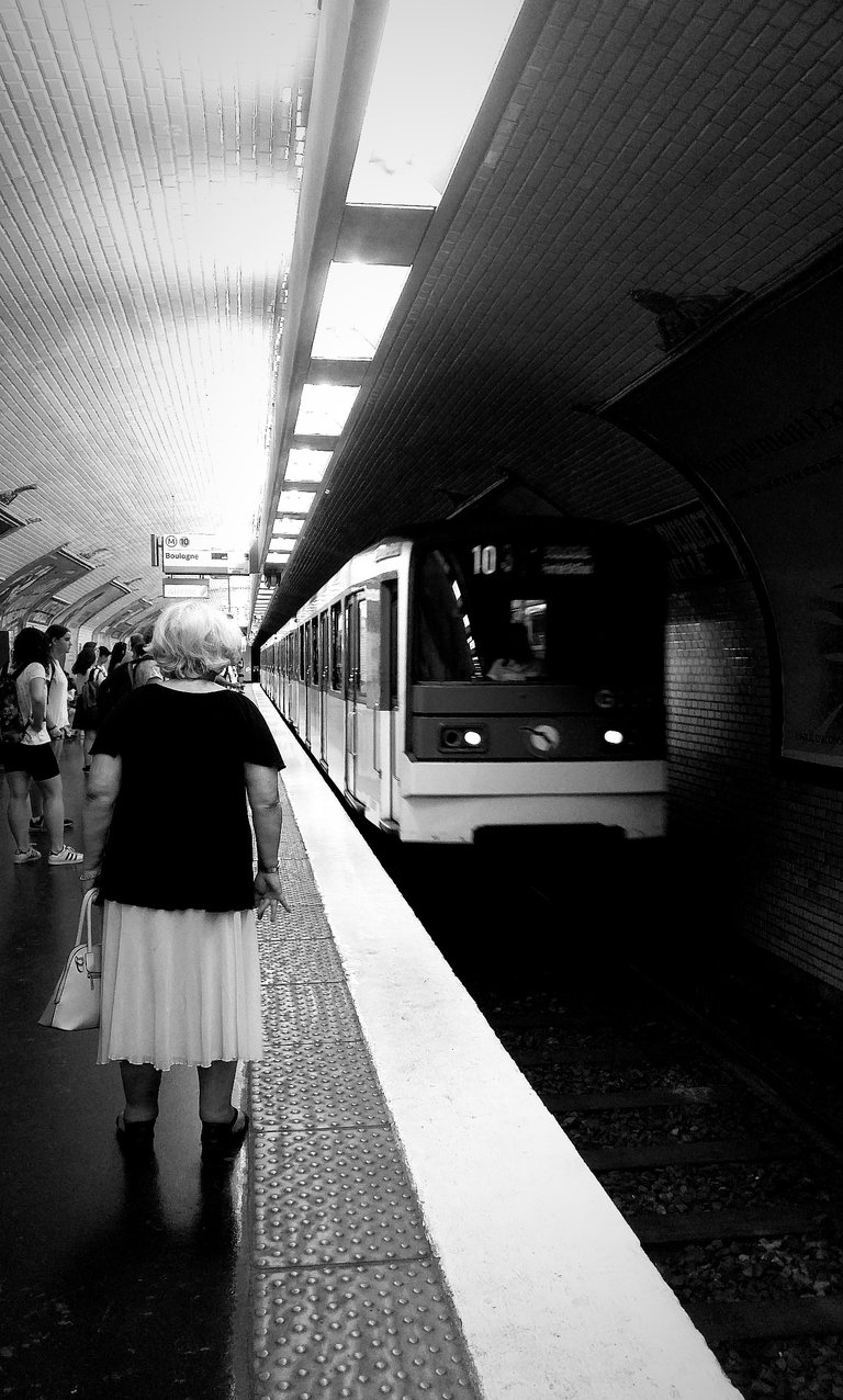 Paris, métro ligne 10 @ La Motte-Picquet - Grenelle