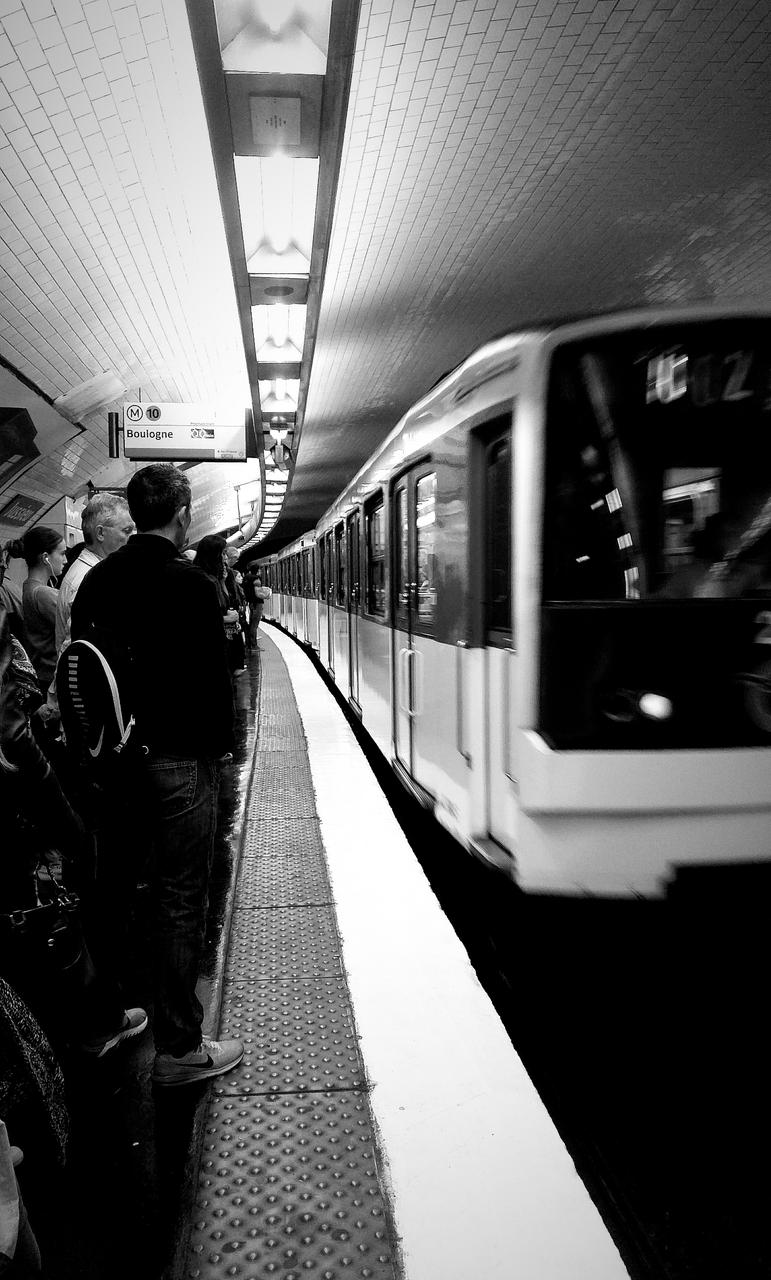 Paris, métro ligne 10 @ station Jussieu